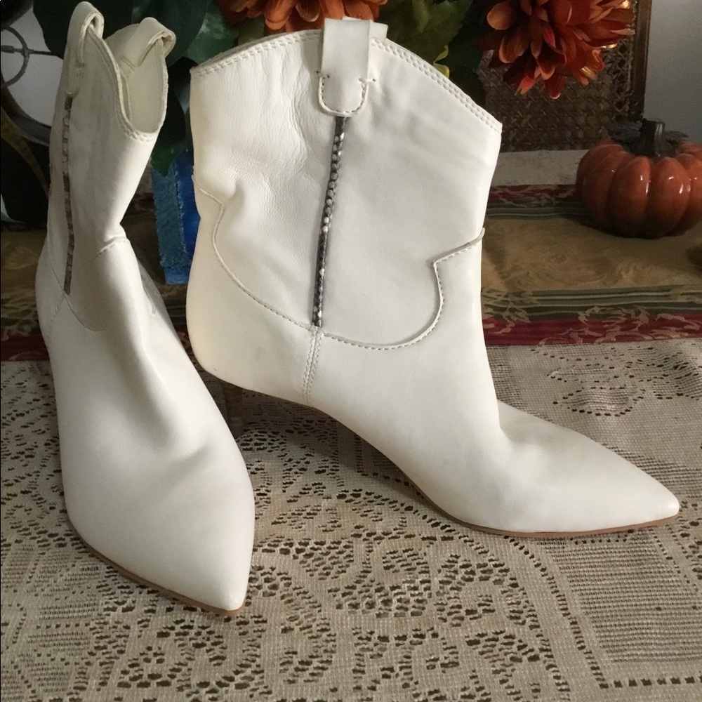 DOLCE VITA WHITE HEELED BOOTS/ SIZE 7.5/ONLY A STYLISH PERSON CAN PULL THESE OFF